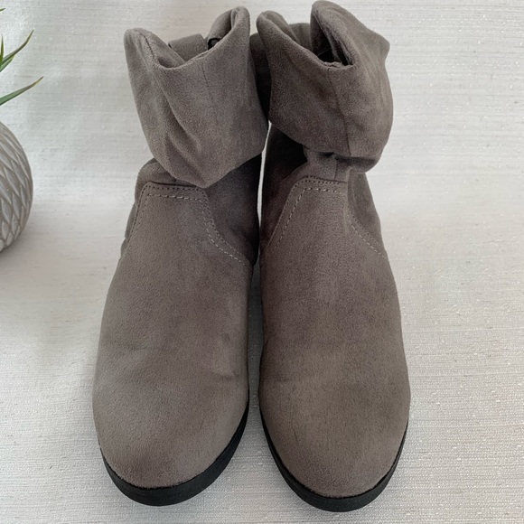 So Brand Dark Gray Microsuede Slouchy Pull On Ankle Boots Woman’s 7M - Picture 2 of 10